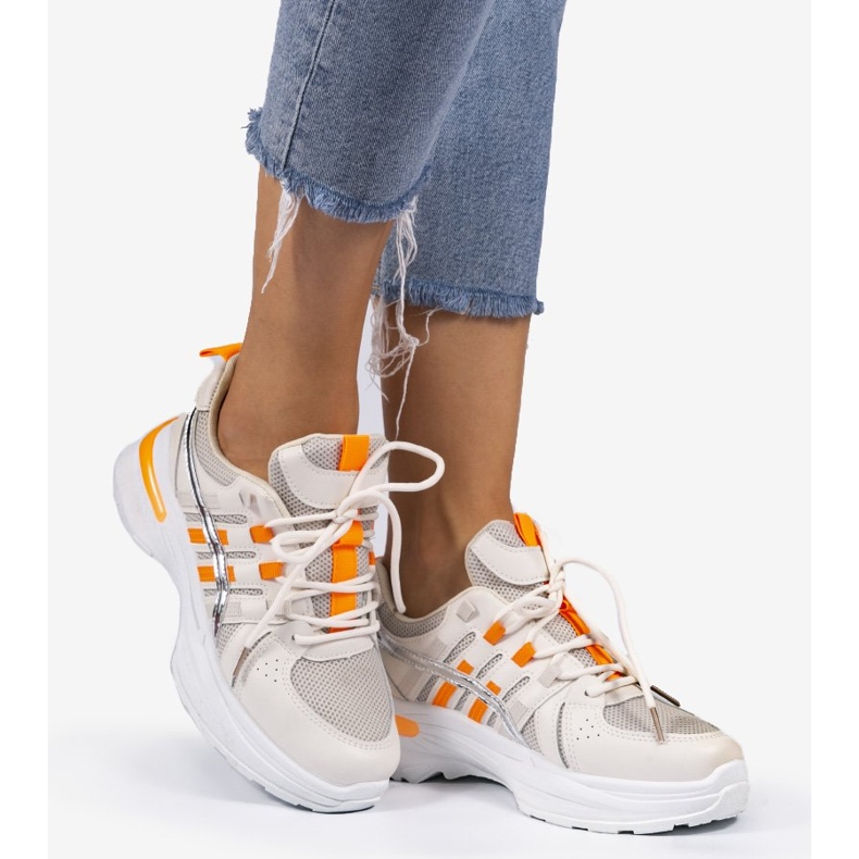 Beige und orange Sportschuhe C9288 1