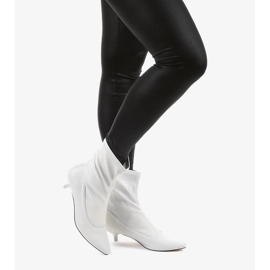 Graue High Heels mit einer Ragemour Socke 1