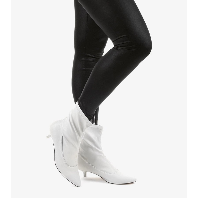 Graue High Heels mit einer Ragemour Socke 1