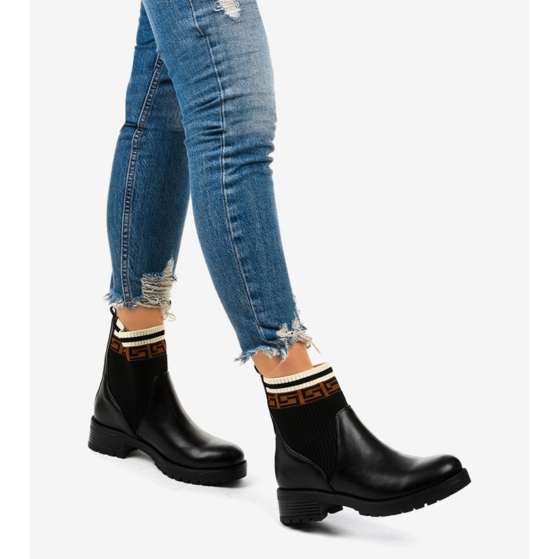 Schwarze Stiefel mit einer Mangtoris-Socke 1