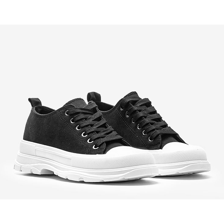 Schwarze Sneaker auf einer dicken Alyssa-Sohle 1