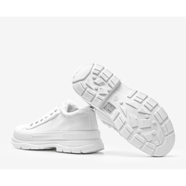 Weiße Sneaker auf dicker Makenna-Sohle 1