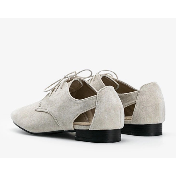 Glänzende beige Schuhe mit Cut-Outs von Dorothy 1