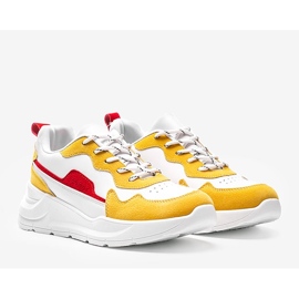 Weiße Sneaker mit gelben Alexia-Accessoires 1