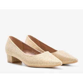 Beige glänzende Pumps auf einem Kennedy-Block 1