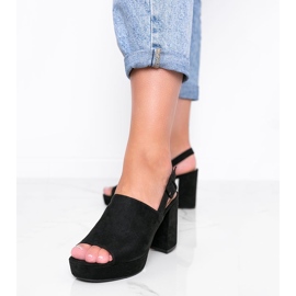 Schwarze Sandalen auf dem Posten von Chikie 1