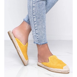 Gelbe Flip-Flops mit aufgesetzter Kinshasa-Front 1