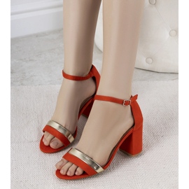 Orangefarbene Sandalen am Kinoposten 1