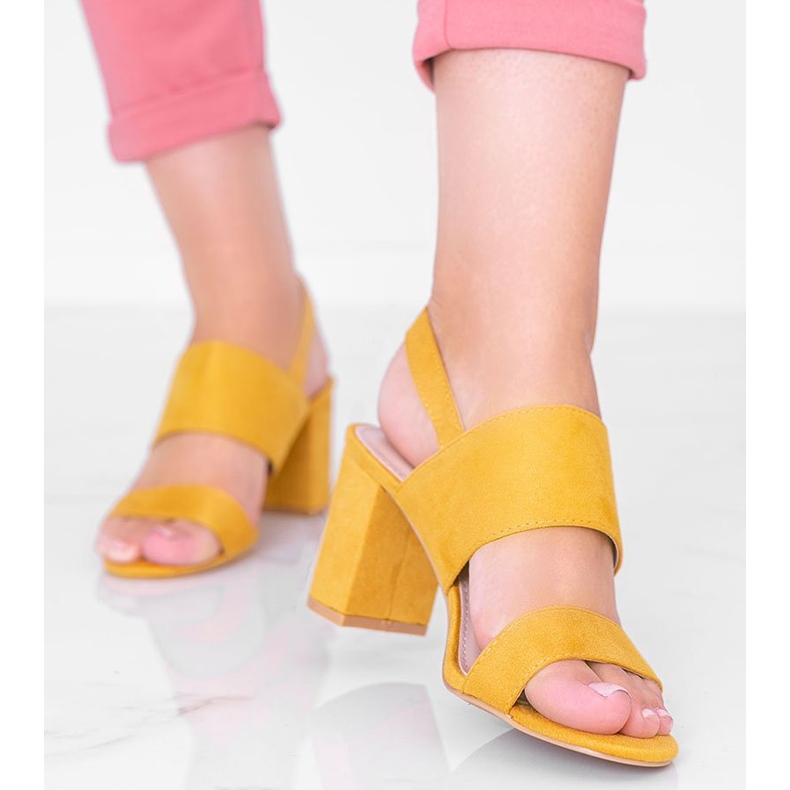 Senffarbene Sandalen auf dem Lil Sweetie Post gelb 1