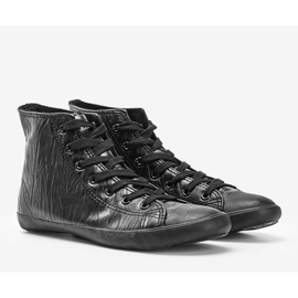 Schwarze Turnschuhe von Shape of You 1