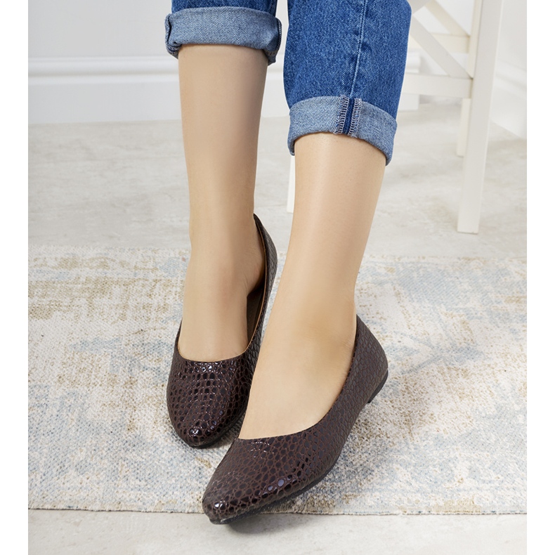 Braune Lack-Ballerinas mit Mozzare-Krokodilleder-Muster rosa 1