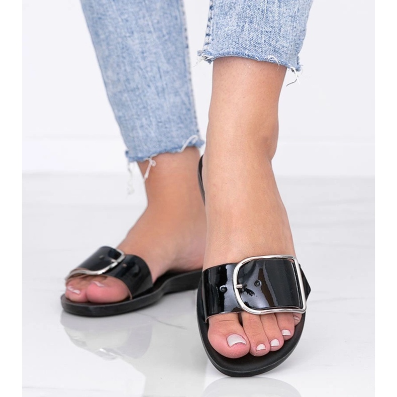 Laura schwarz lackierte Hausschuhe 1