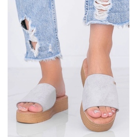 Graue Hausschuhe auf der Plattform 1