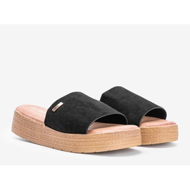 Schwarze Hausschuhe auf der Plattform 1