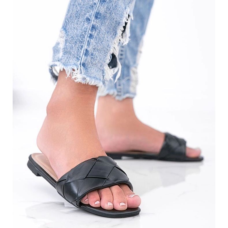 Schwarze Hausschuhe mit geflochtenem Iren-Obermaterial 1