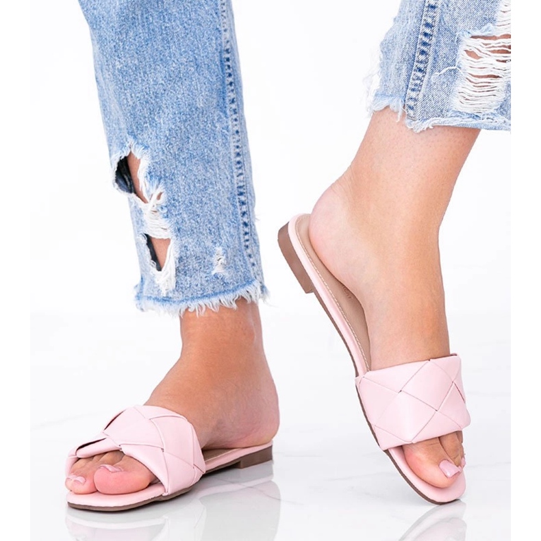 Rosa Hausschuhe mit geflochtenem Iren-Obermaterial 1