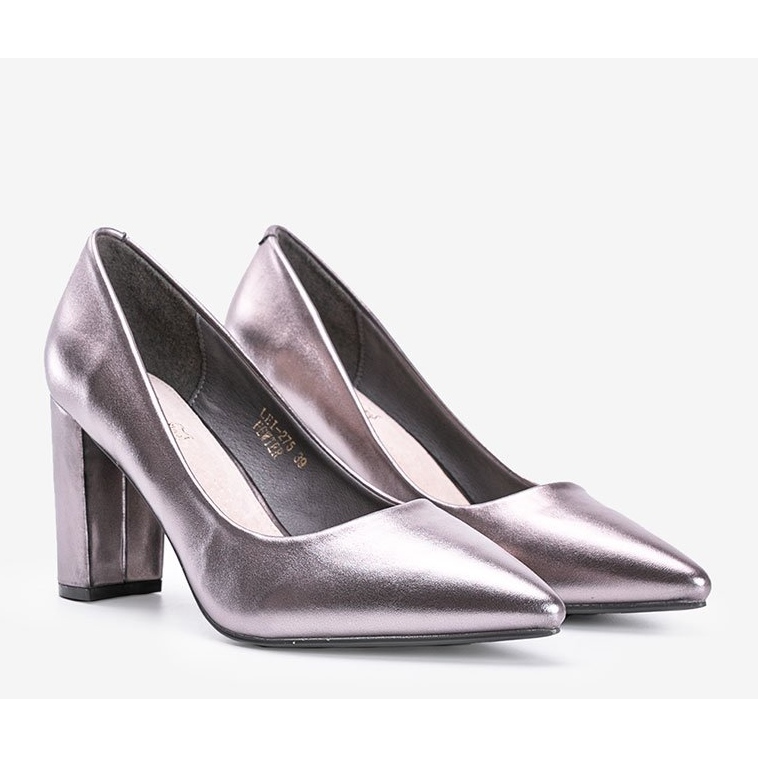 Graue Metallic-Pumps am Biancaa-Pfosten 1