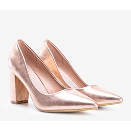 Pinke Metallic-Pumps am Biancaa-Pfosten rosa 1