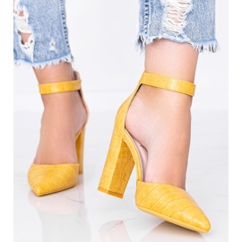 Senffarbene Pumps auf einem Pfosten im Glamour-Krokodilhaut-Muster gelb 1