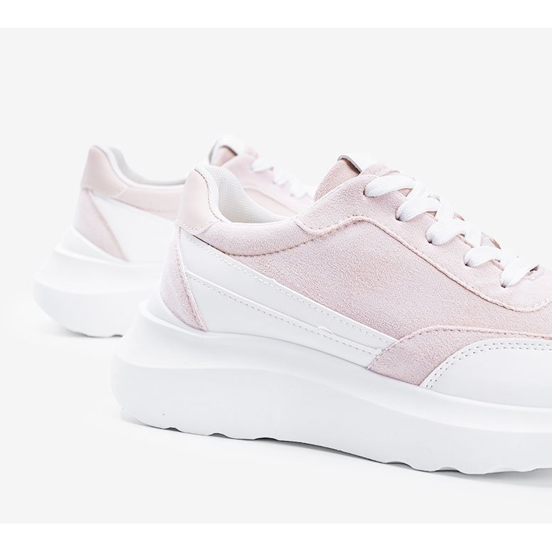 Beige Sneaker mit weißen Details auf einer Barteks-Hochsohle 1