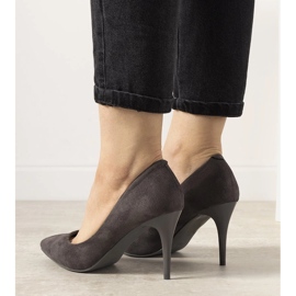 Graue Pumps auf Elianas niedrigem Absatz 1