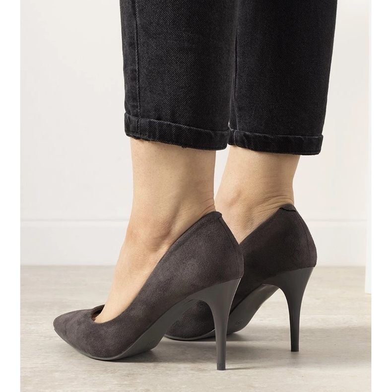 Graue Pumps auf Elianas niedrigem Absatz 1