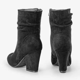 Schwarze Stiefeletten auf dem Lines-Pfosten 1