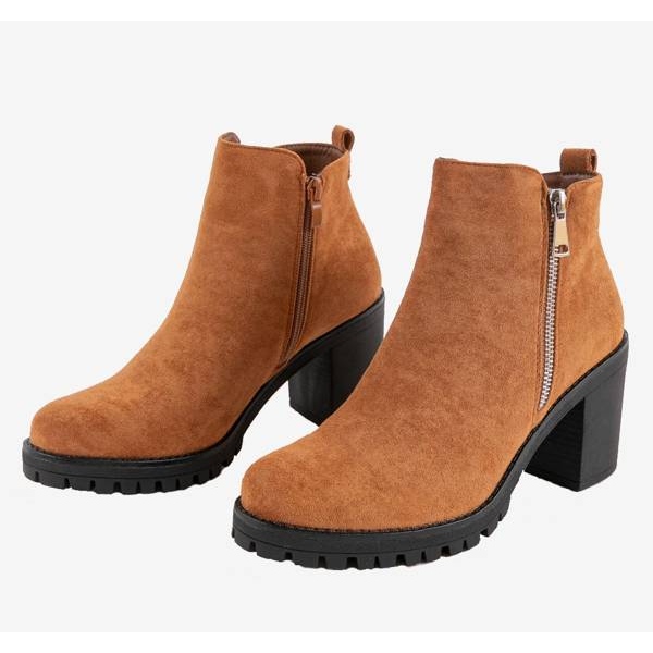 Kamelstiefel auf dem Tiny Post braun 2