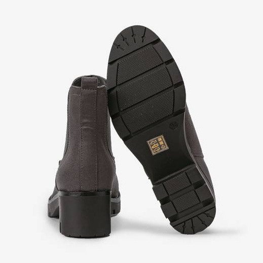 Graue Stiefel auf dem Herbstpost 2