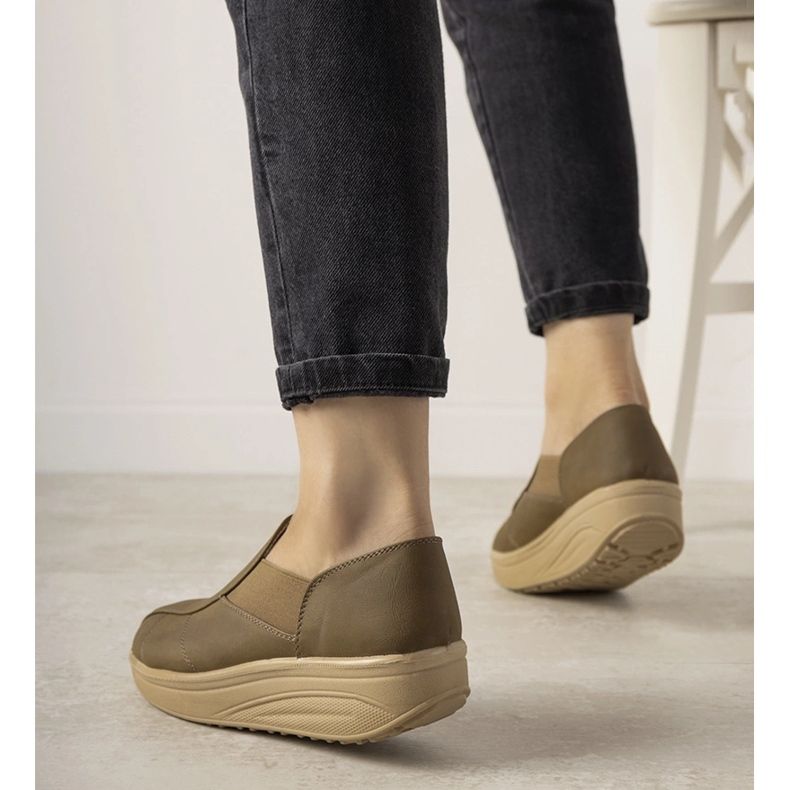 Braune Schuhe mit hoher Sohle von Spike 1