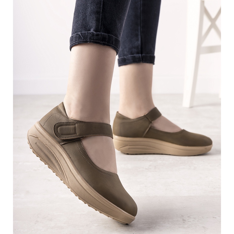 Braune Halbstiefel mit dicker Sohle von Lumen 2