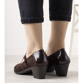 Braune Pumps an einer Säule mit lackierter Dessertzehe 1