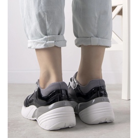 Schwarze Sneaker mit hoher Sohle 1