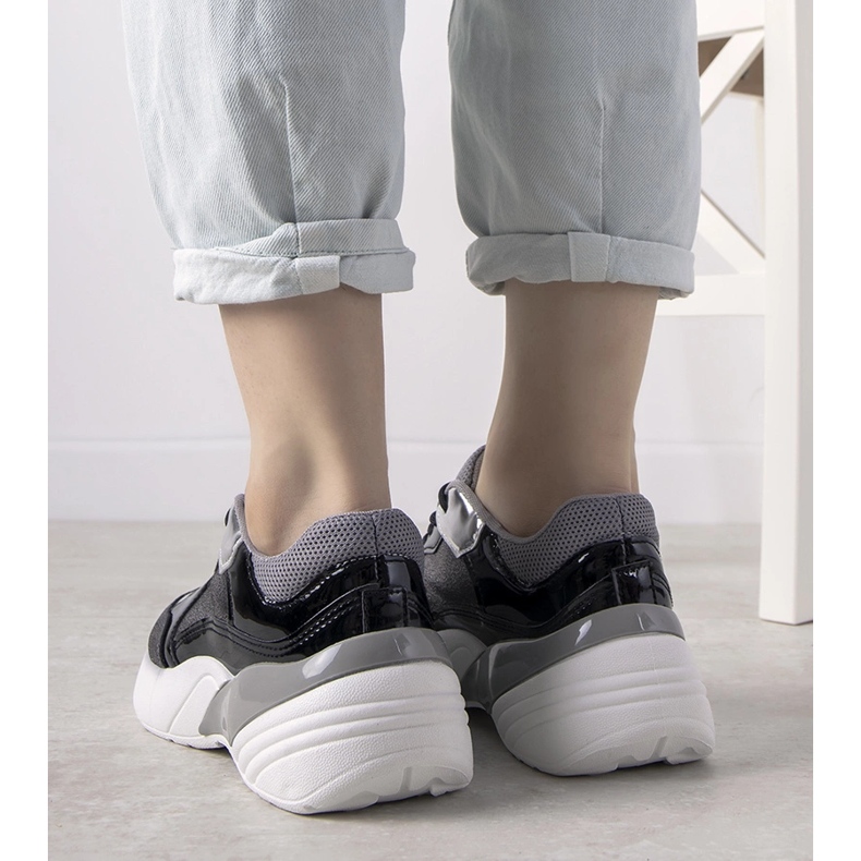 Schwarze Sneaker mit hoher Sohle 1