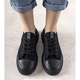 Schwarze Sneaker auf dicker Beat-Sohle 1