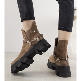 Braune Stiefel mit einem Fearless Armband 1