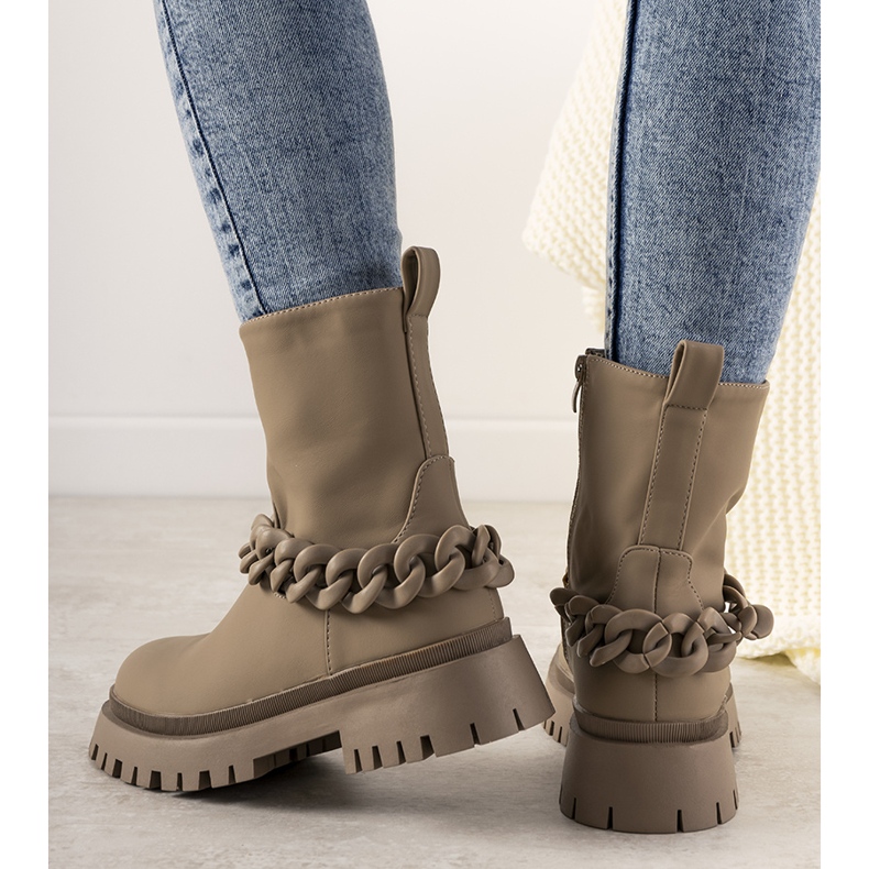 Beige Stiefel mit Kette Inspiration 1