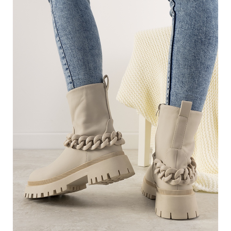 Cremefarbene Stiefel mit Ketteninspiration beige 1