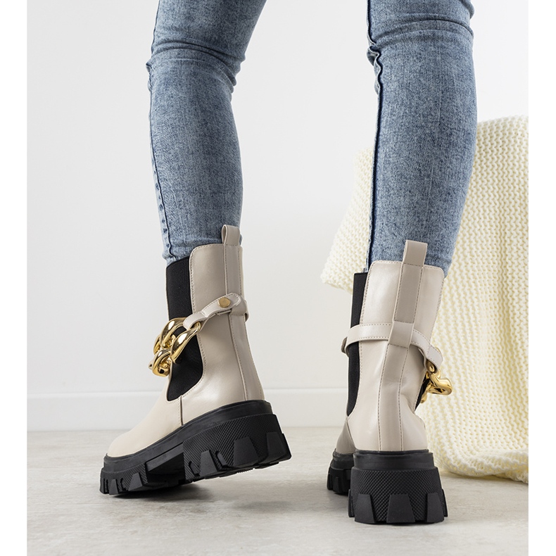 Beige Stiefel mit Achtungskette 1