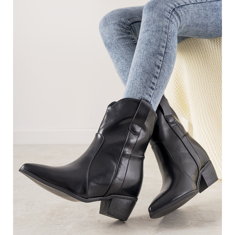 Schwarze Cowboystiefel auf einem Perlagepfosten 1