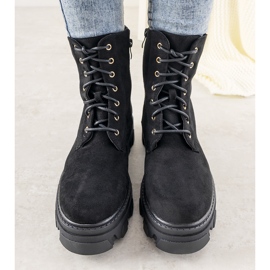 Schwarze Stiefel auf einer hohen Rudes-Sohle 1