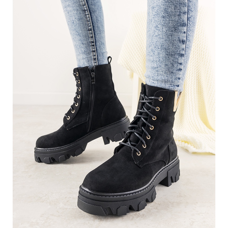 Schwarze Stiefel auf einer hohen Rudes-Sohle 2