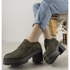 Grüne, tief ausgeschnittene Stiefeletten am Cecina-Pfosten 1