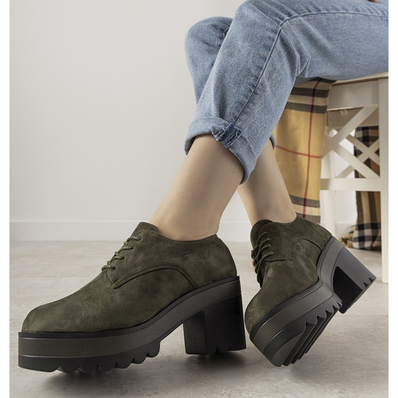 Grüne, tief ausgeschnittene Stiefeletten am Cecina-Pfosten 1