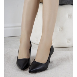 Schwarze Pumps auf einem dicken Day Off-Absatz 1