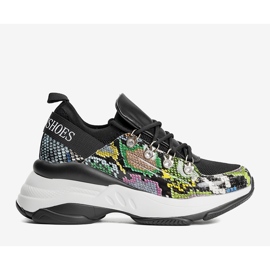 Schwarze Sneaker auf Lissas hoher Sohle 1