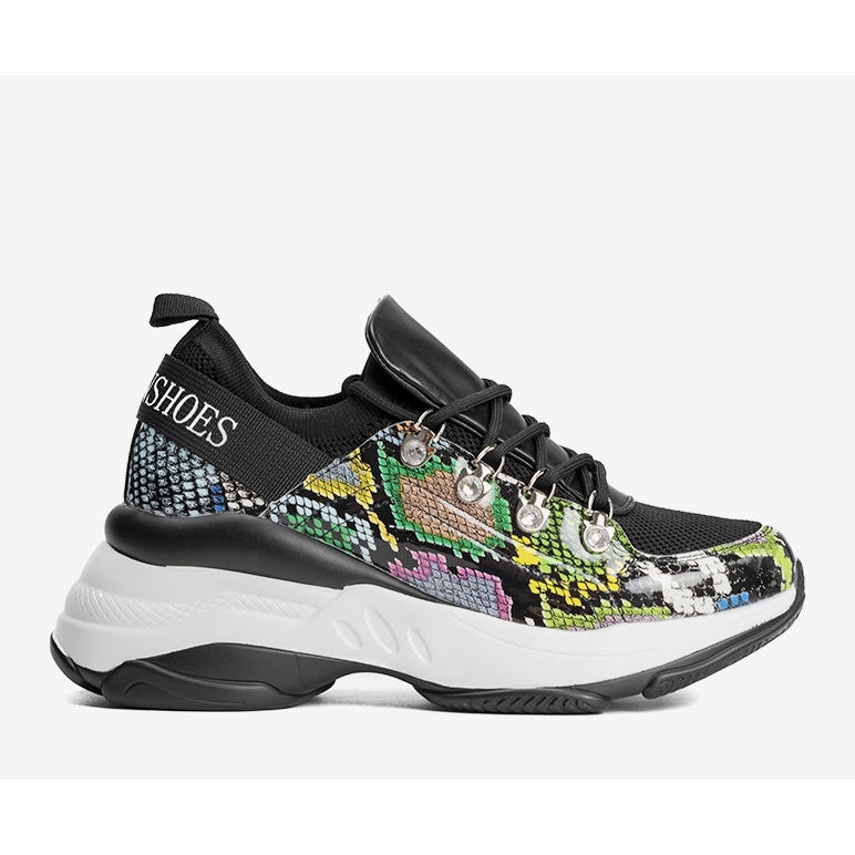 Schwarze Sneaker auf Lissas hoher Sohle 1