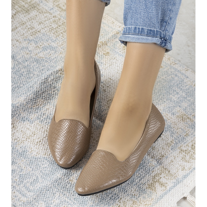 Braune Ballerinas im Krokodilledermuster von Aupra beige 1