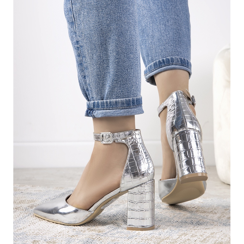 Silberne Pumps auf dem Ayers-Post silber- 2