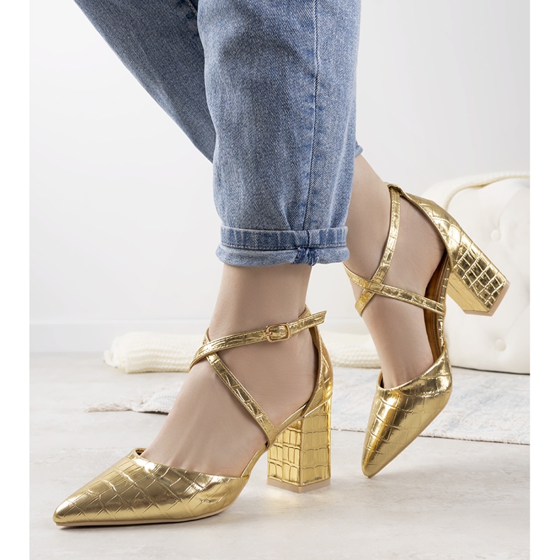 Goldene Pumps am Strutt-Pfosten 1